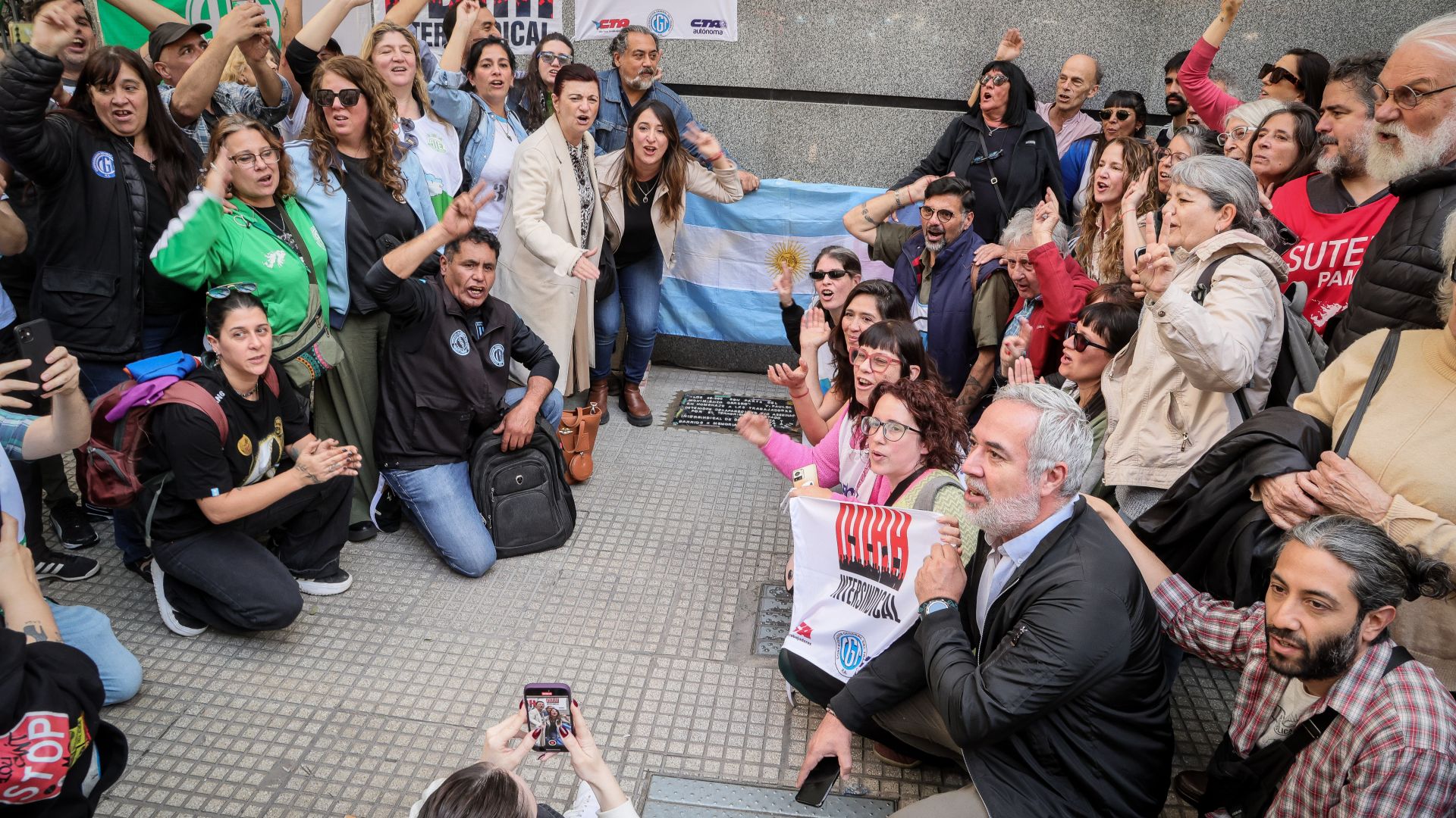 Colocar baldosas por la memoria no es delito: los delincuentes son ustedes