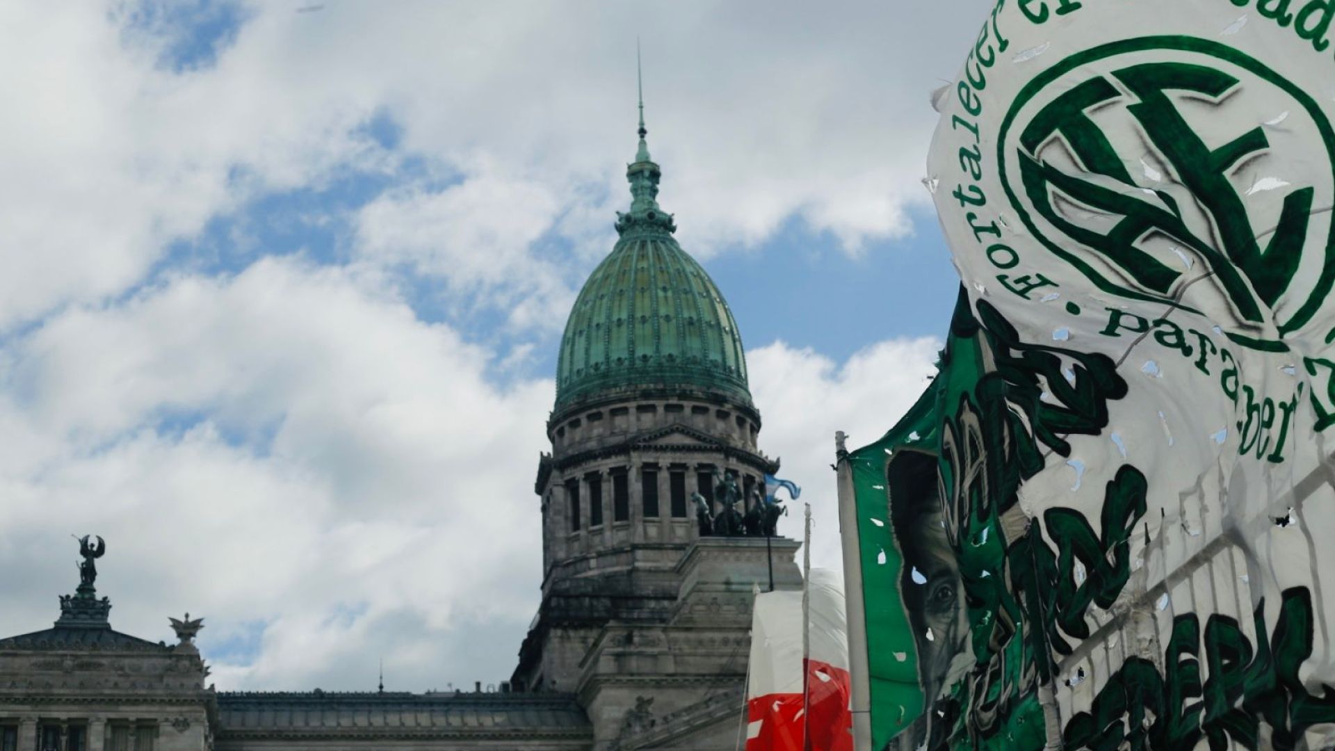 Milei frenado en el Congreso y Caputo a contramano de la ley