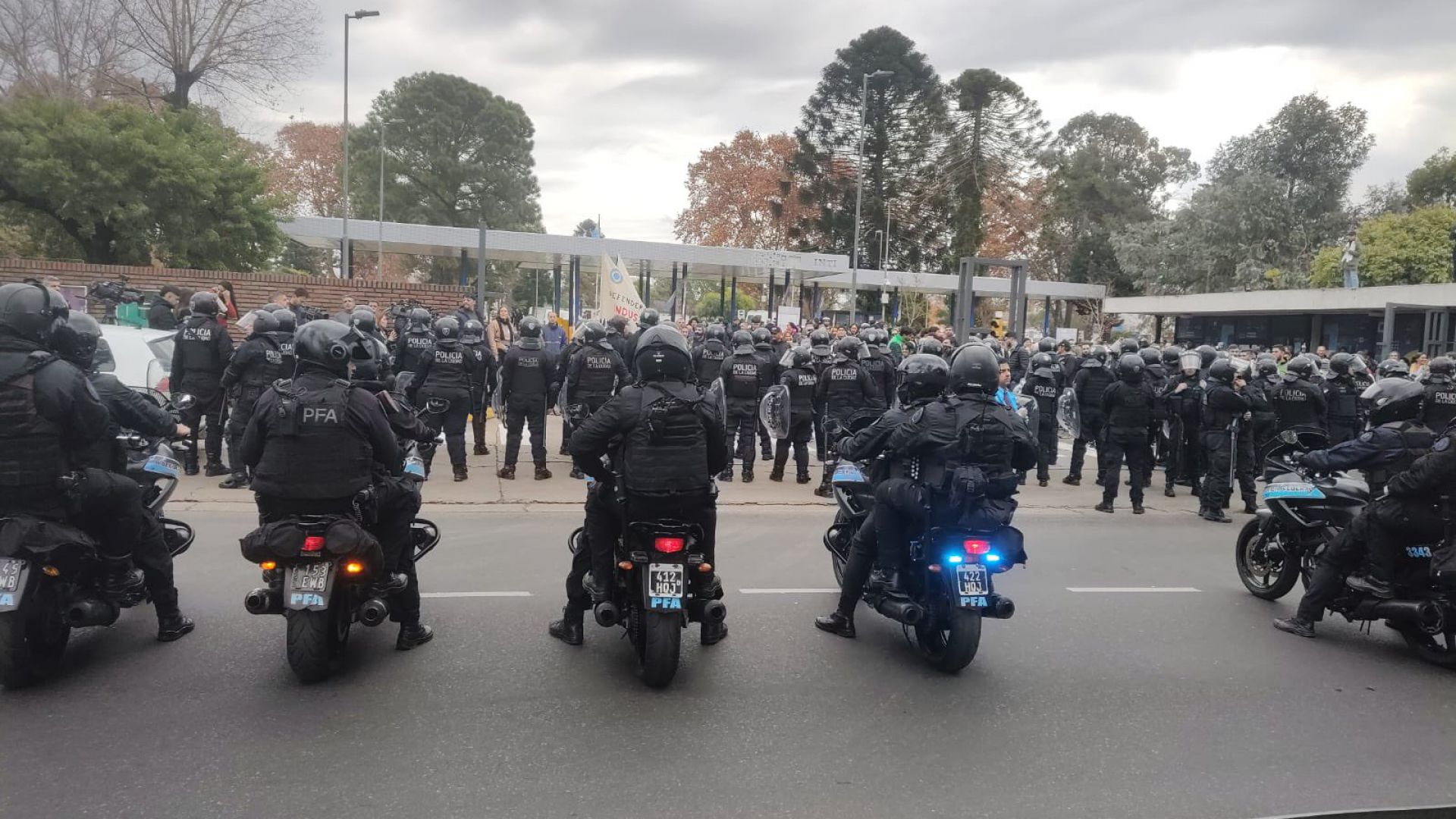 Repudiamos la represión a las y los despedidos: la protesta es un derecho