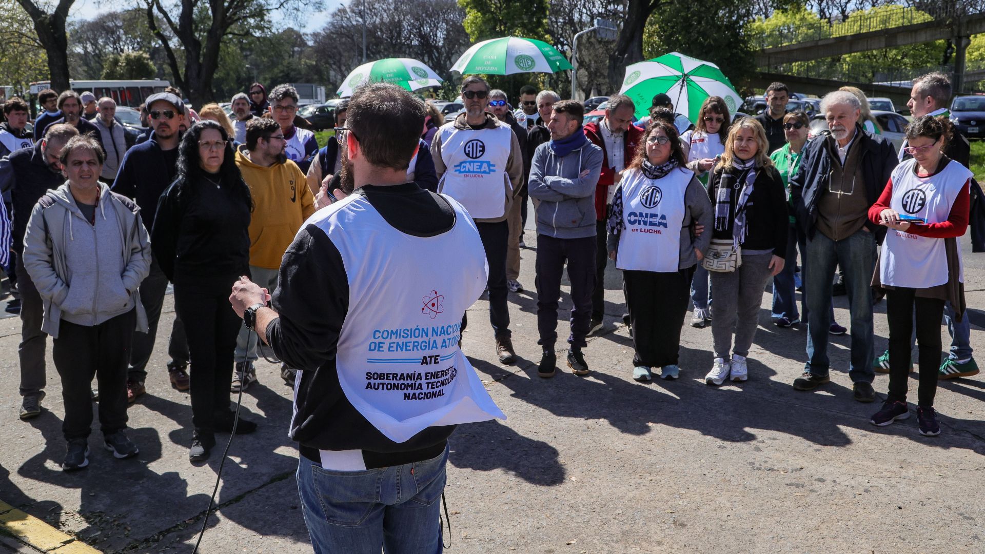 Banderazo en las puertas del Centro Atómico Constituyentes (CAC)